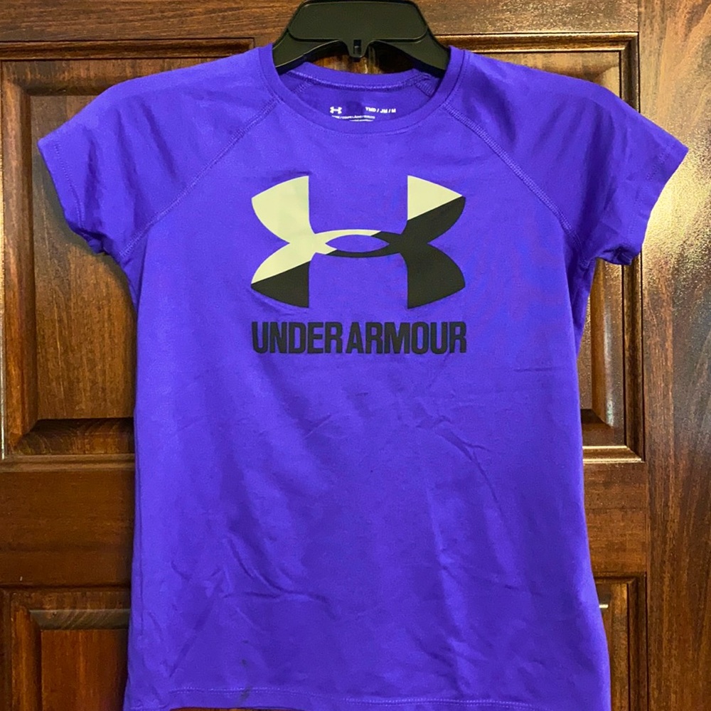 Girls Under Armour heat gear athletic t-shirt